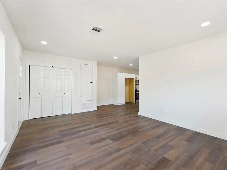828 Westford St — Photo 7