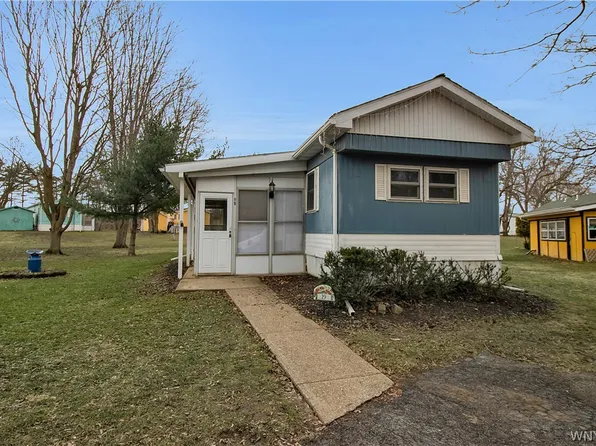 19 Lakewood Vlg, Medina, NY 14103