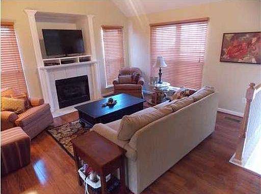 3rd image of 6050 Gibbs Ln