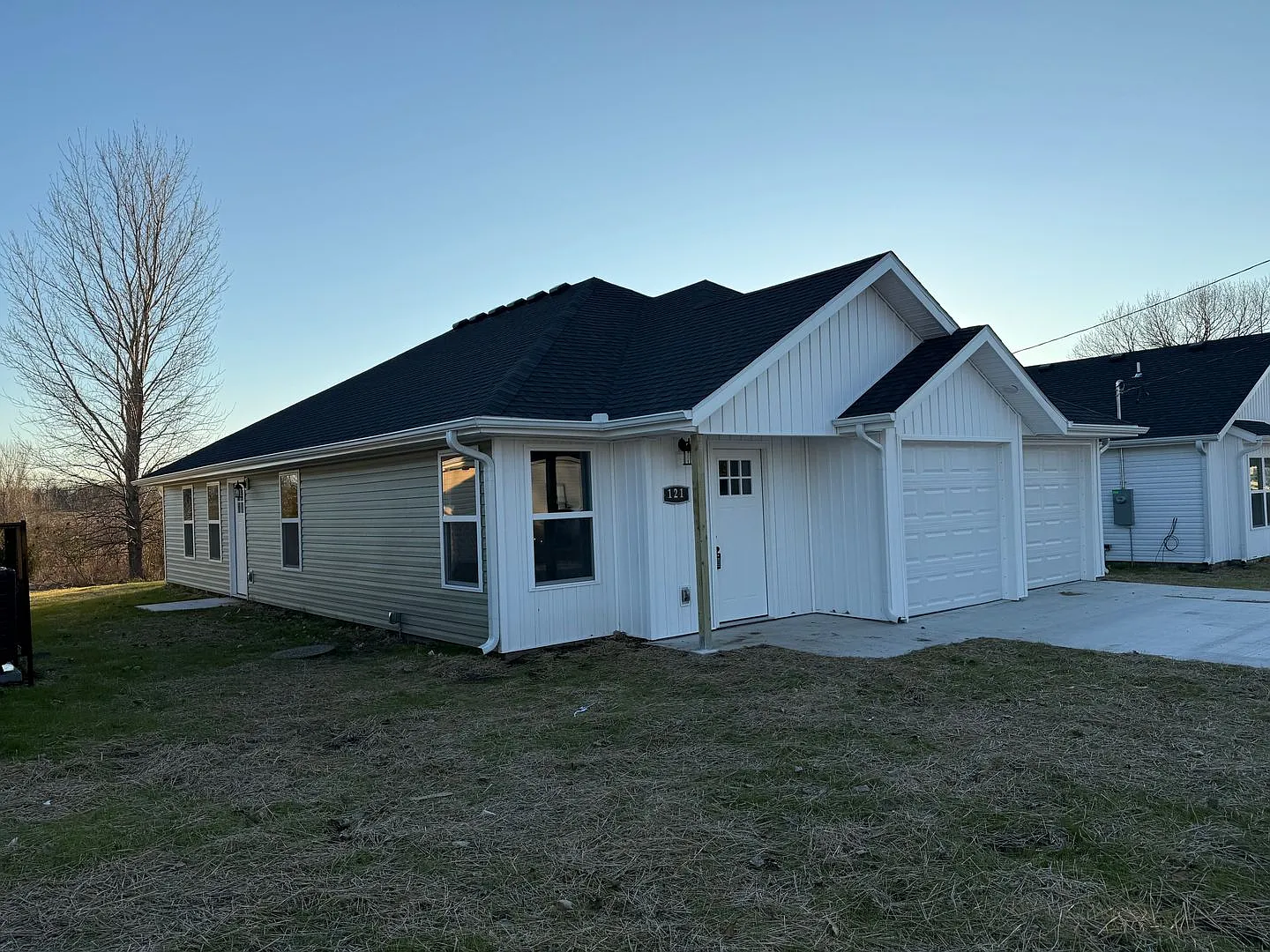 Coming Soon:: Brand New Build: 3 Bedroom/ 2 Bathroom House In Carterville Mo With 2 Car Garage — Photo 2