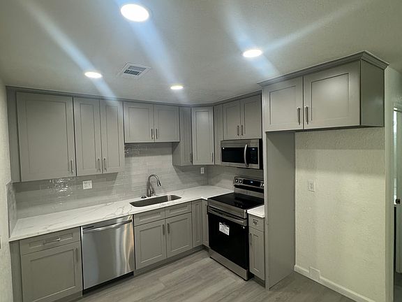 2nd image of 2300 Saint James Pl
