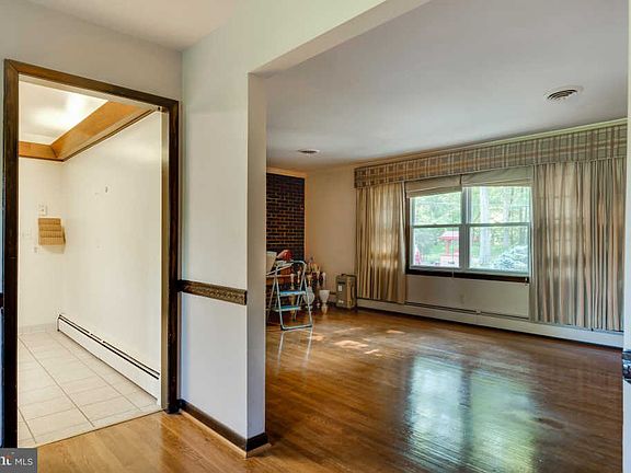 4th image of 8414 Briarmont Ln