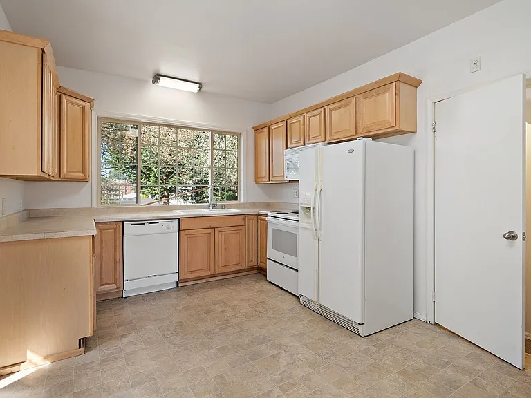 709 McKenzie Ave — Photo 8