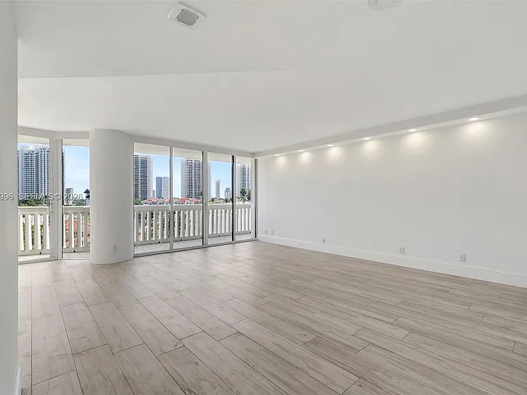 1000 Island Blvd #707 — Photo 5