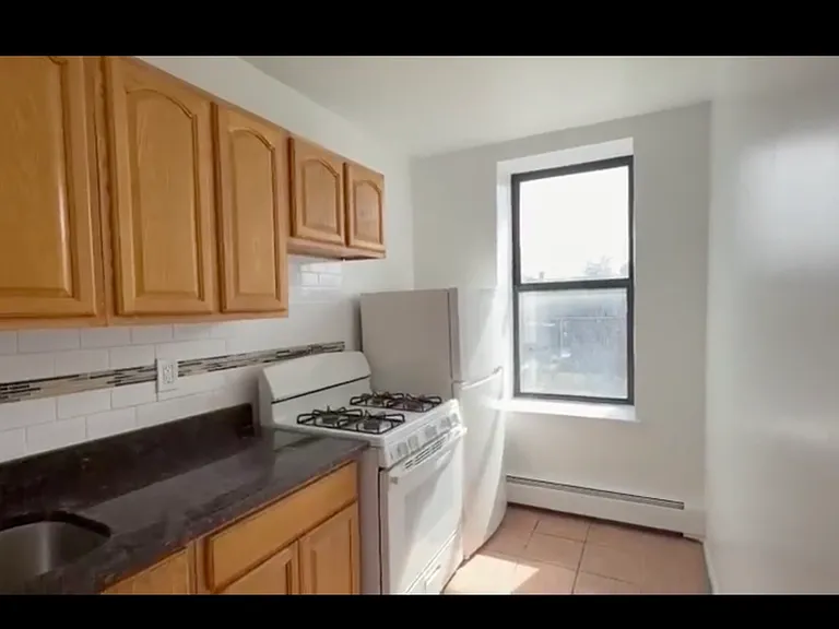 1310 Sheridan Ave — Photo 6