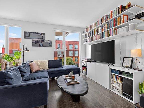 4th image of 983 Hastings St E #1009