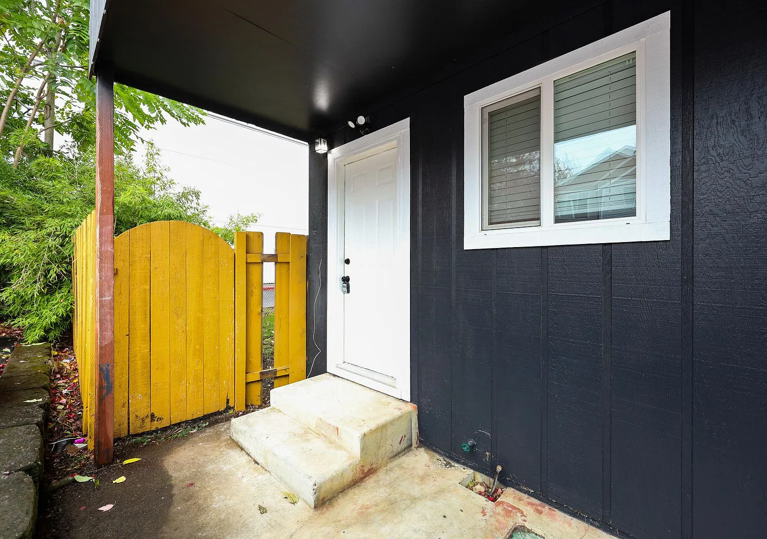 Newly Renovated 2 bedroom apartment - Ground Floor — Photo 2