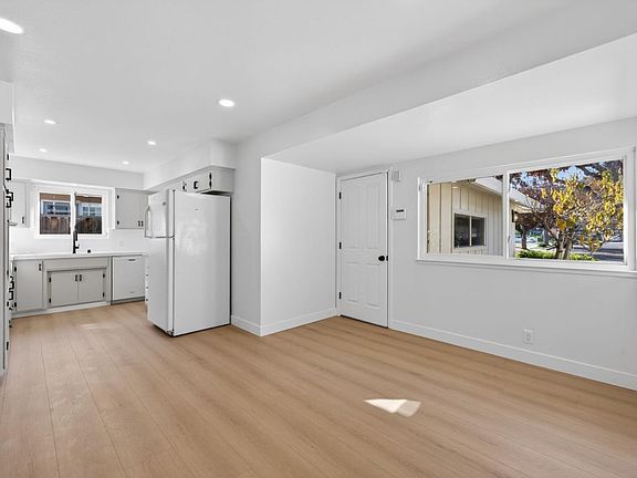 3rd image of 5234 Howes Ln