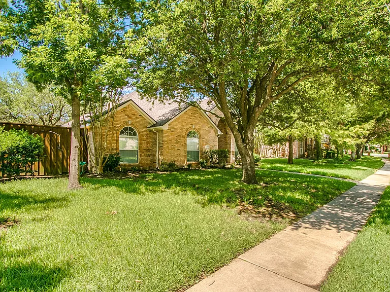 409 Lancashire Dr — Photo 3