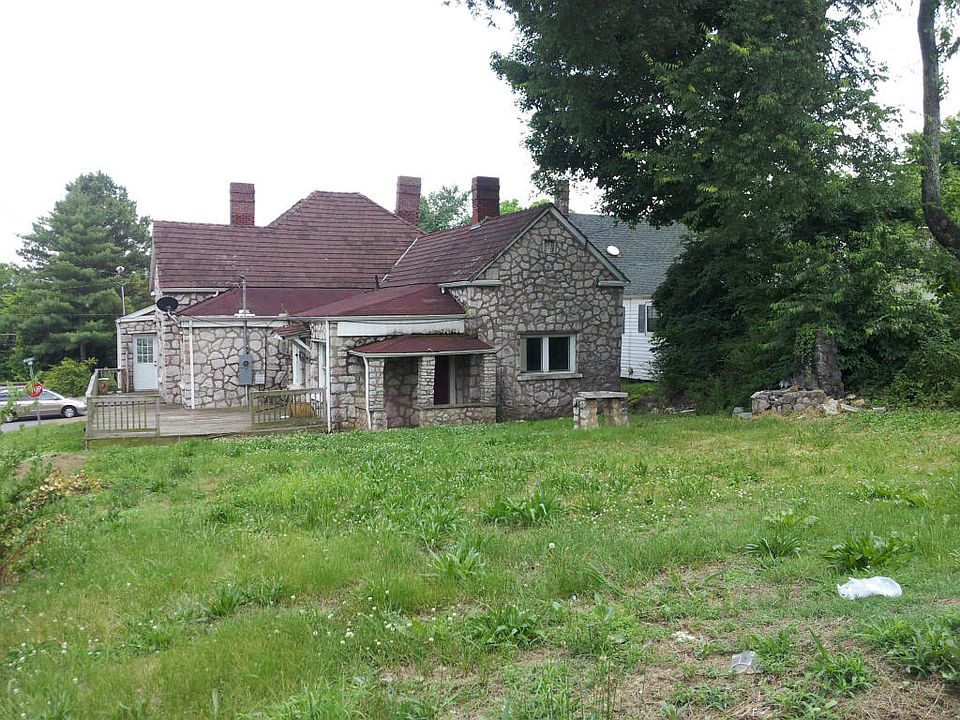 2nd image of 601 W Broadway St