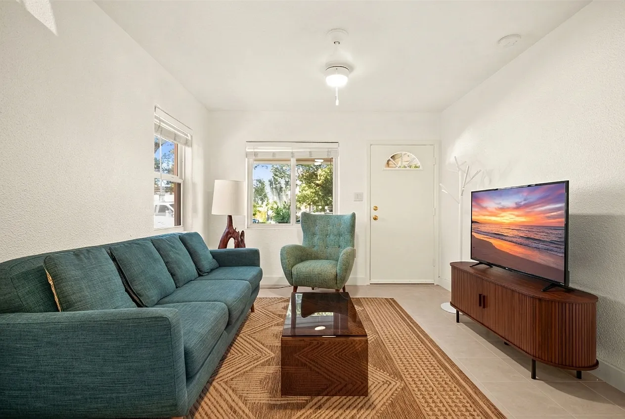 2 bed, 1000 sqft, $2,995 — Photo 3