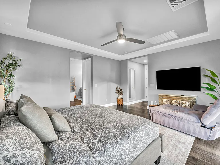 233 Castellari Dr — Photo 37