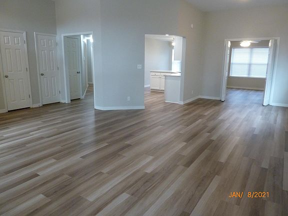 4th image of 2508 E Oakland St