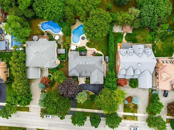 2446 Hammond Rd, Mississauga, ON L5K 1T2