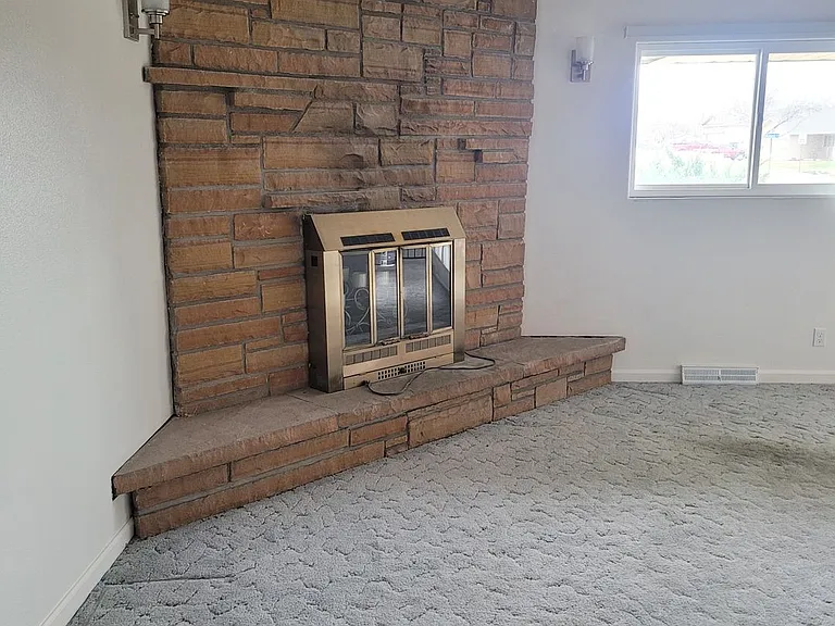 2636 Hickory Dr — Photo 3