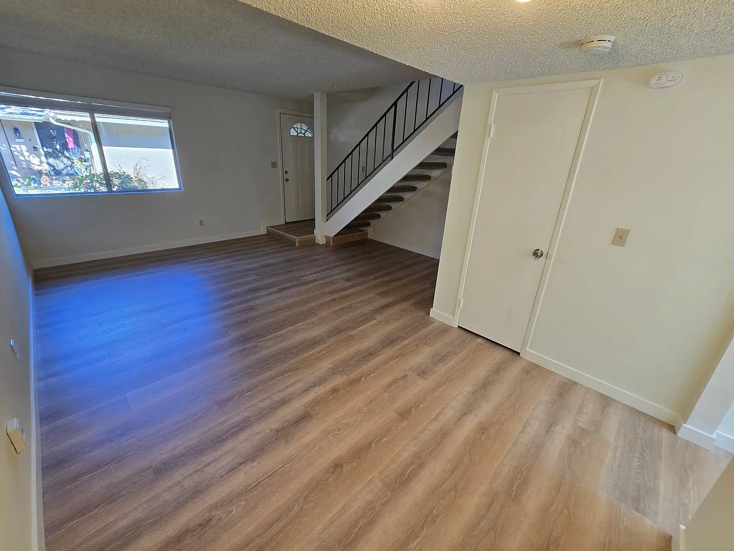 Spacious townhome in a well-maintained El Cajon complex — Photo 4
