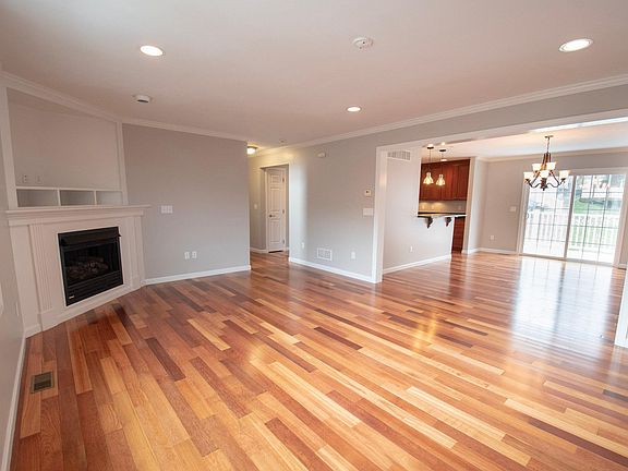 3rd image of 272 Palisades Dr