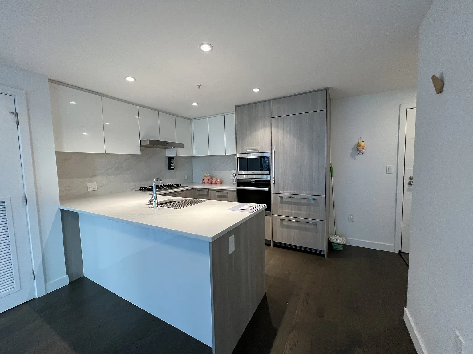 2 bed, 938 sqft, $3,100 — Photo 2