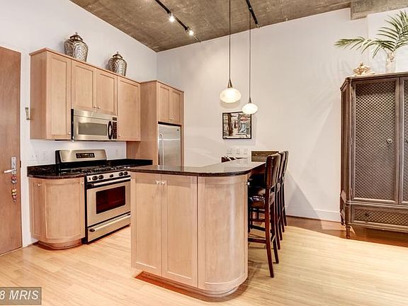 SPACIOUS KITCHEN WITH BREAKFAST BAR!