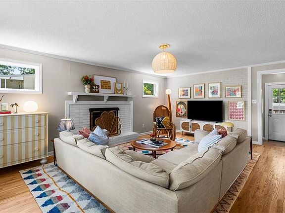 5th image of 2218 Oak Hill Dr