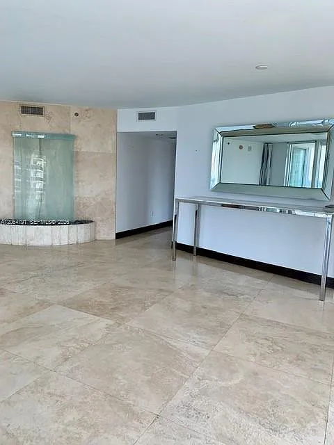 Icon Condo — Photo 3