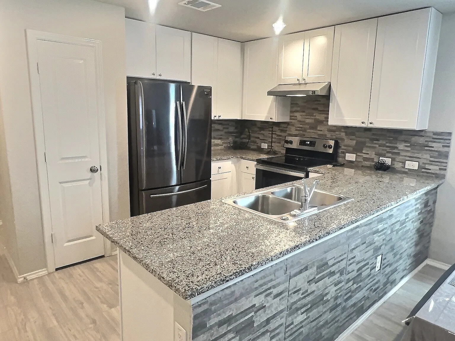 7507 Vista Grv — Photo 4