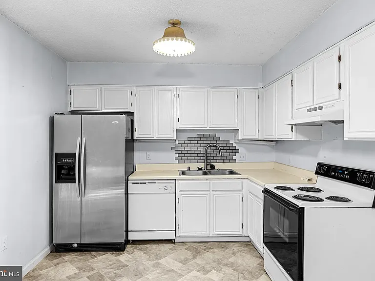 117 N Church St — Photo 3