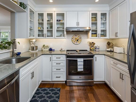 4th image of 8 Arlington Avenue #C3