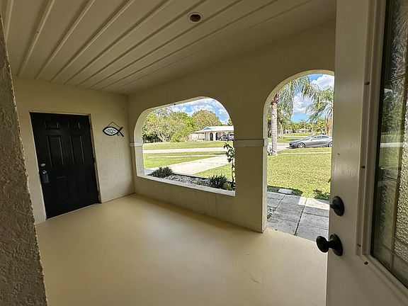 5th image of 802 SW Ivanhoe Drive