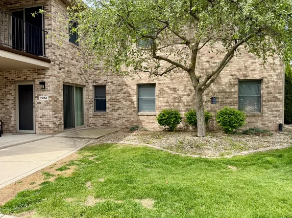 1385 Young Dr, Crown Point, IN 46307