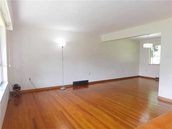 3rd image of 105 Home St