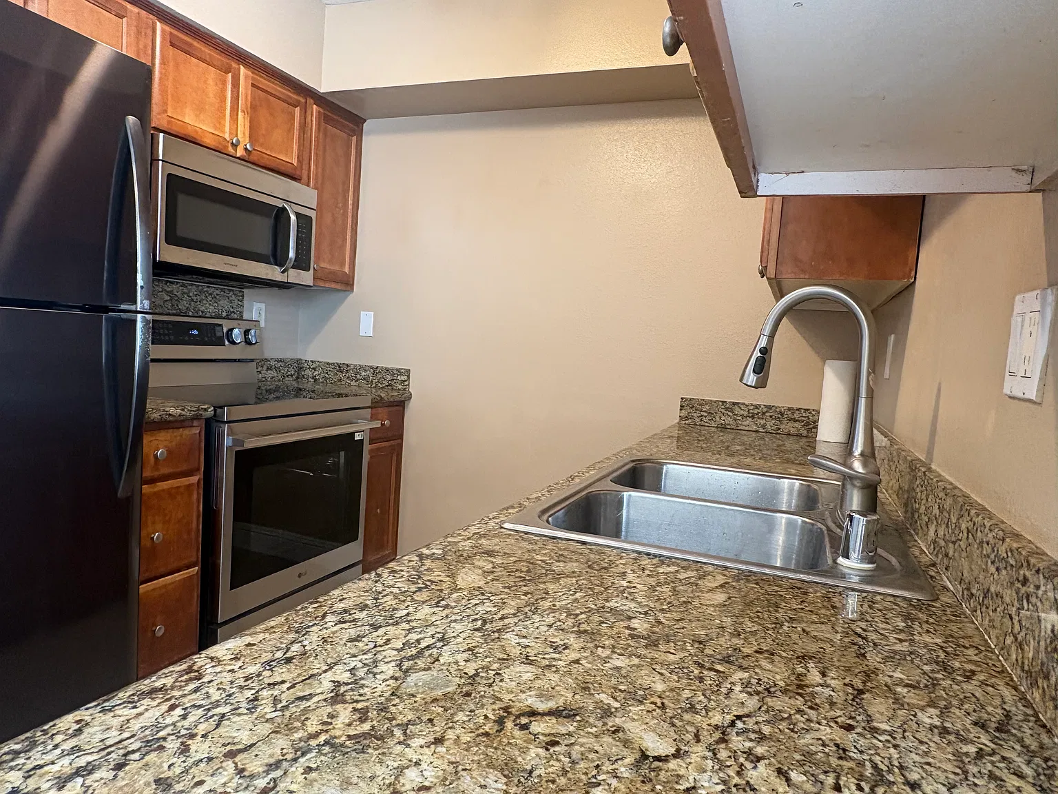 2 bed, 918 sqft, $2,700 — Photo 4