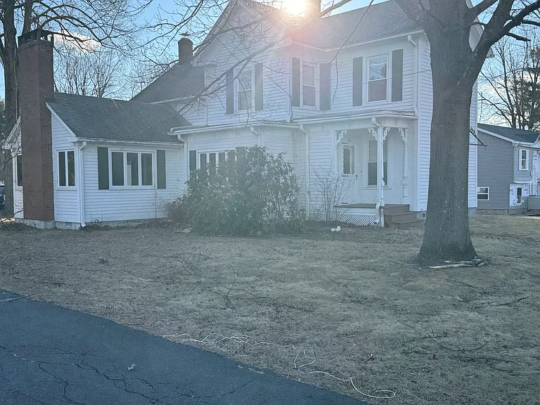 465 Hills St — Photo 2