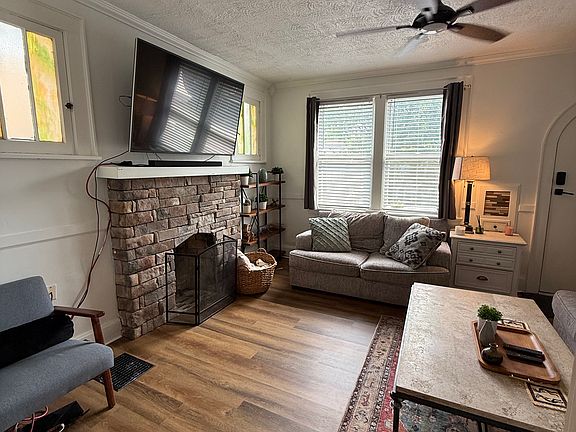 5th image of 3983 Warwick Ave