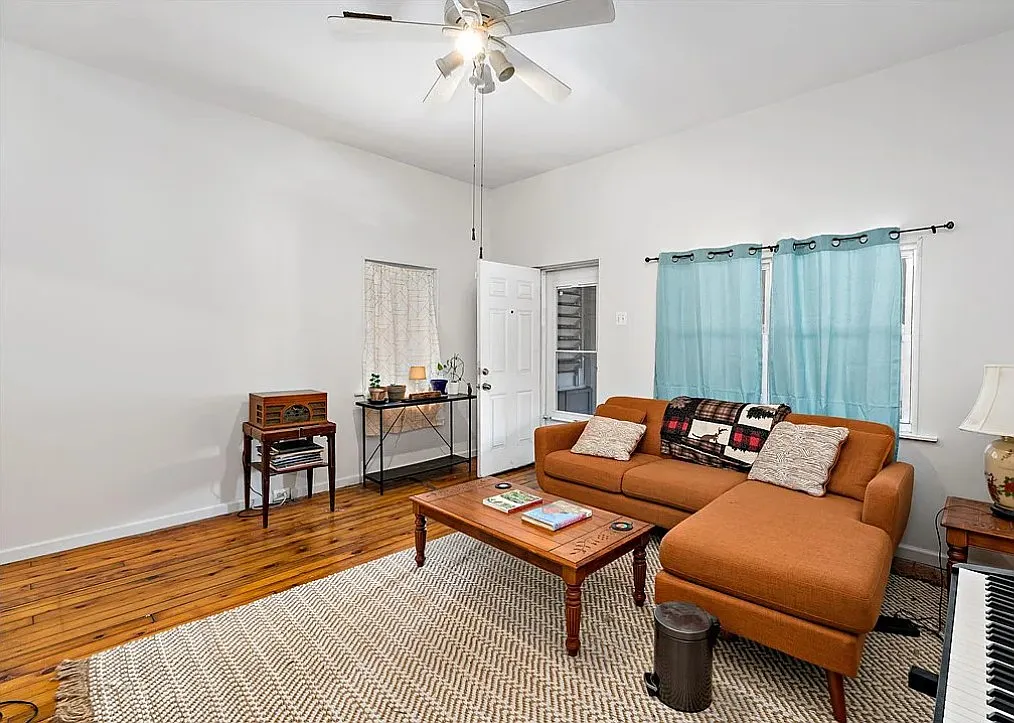 2 bed, 800 sqft, $1,300 — Photo 4