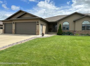 1362 6th St E, Dickinson, ND 58601