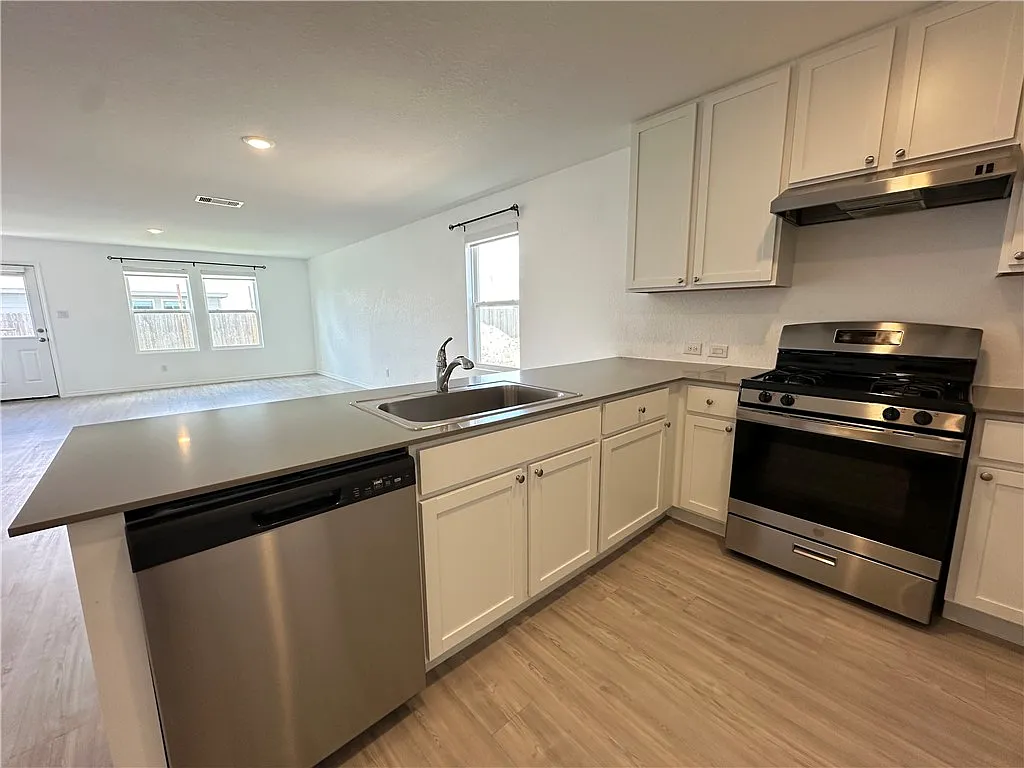 3 bed, 2.0 bath, 1535 sqft, $2,295 — Photo 4