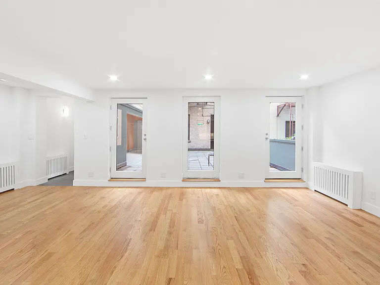 215 E 59th St #CHR — Photo 8
