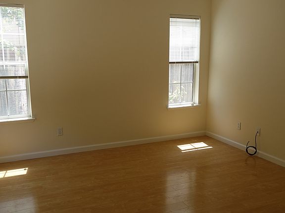 4th image of 386 Sunset Ave