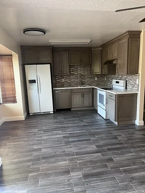 4 bed, 1370 sqft, $3,145 — Photo 2