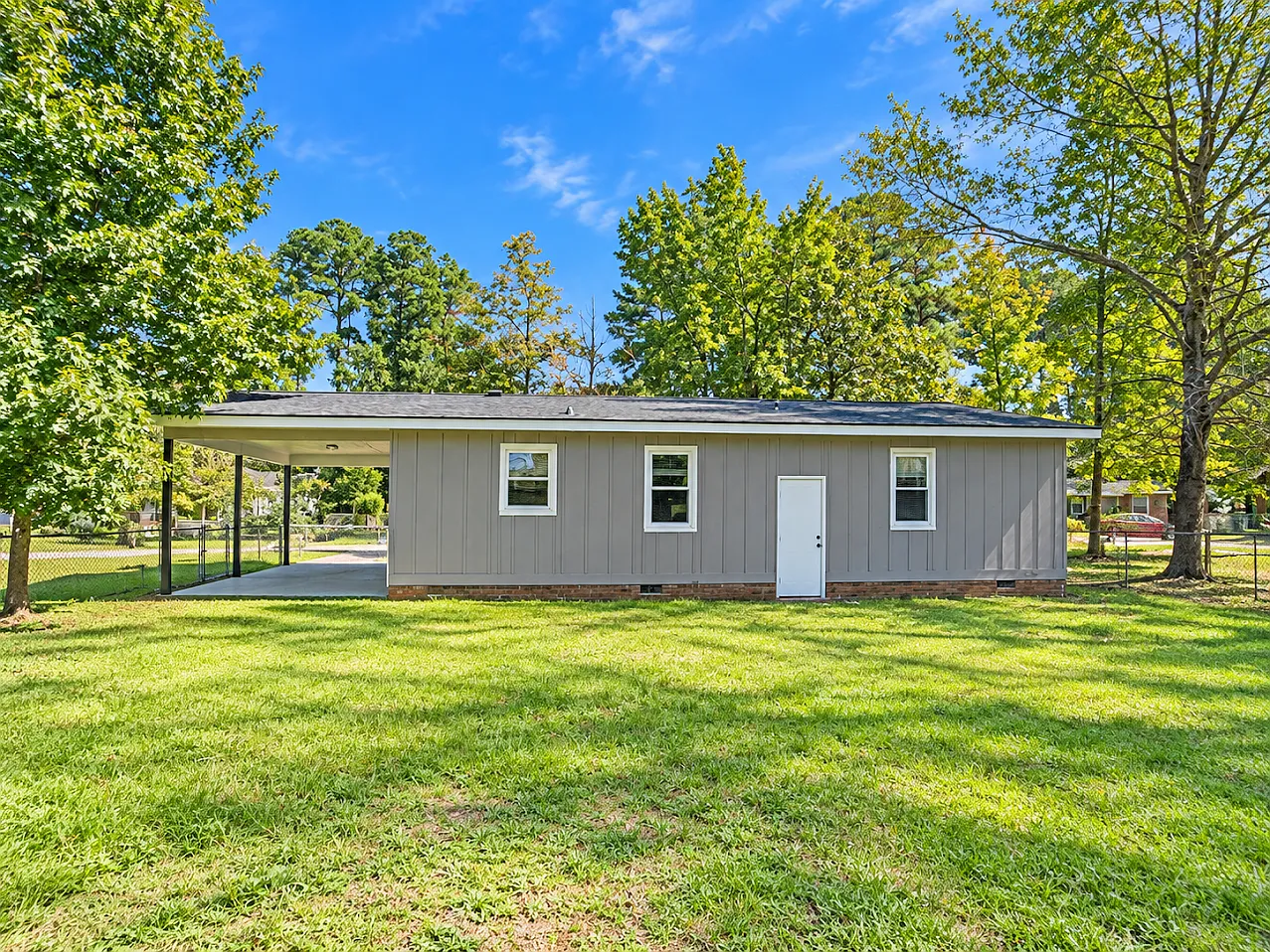 3 bed, 1.0 bath, 1050 sqft, $1,225 — Photo 2