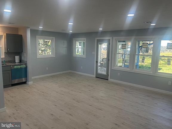 3rd image of 4052 Locust Ln