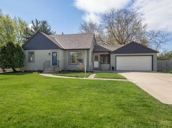 1052 County Road B W, Roseville, MN 55113