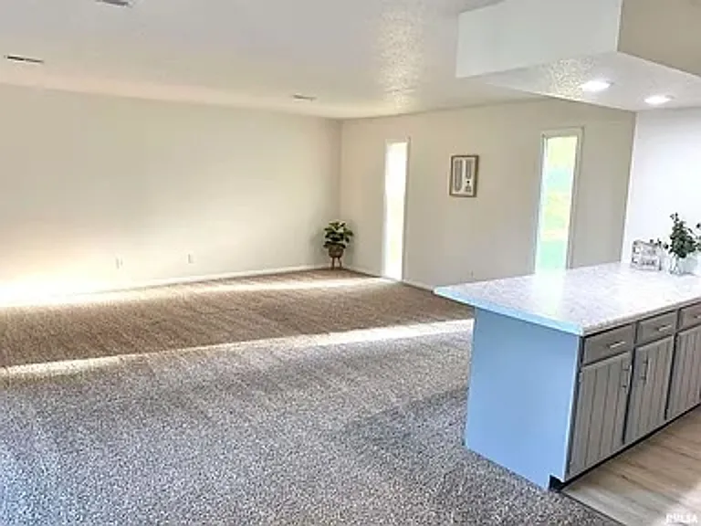432 Amherst Dr — Photo 13