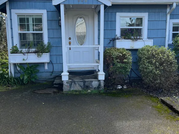 880 Division St NE, Bandon, OR 97411