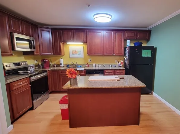 3 Country Club Dr APT 105, Manchester, NH 03102