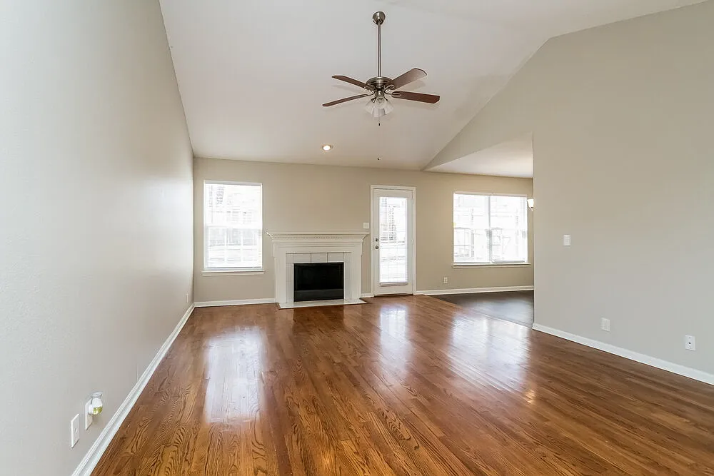 3 bed, 2.0 bath, 1811 sqft, $2,345 — Photo 4