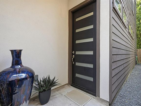 3rd image of 4704 Hershe St