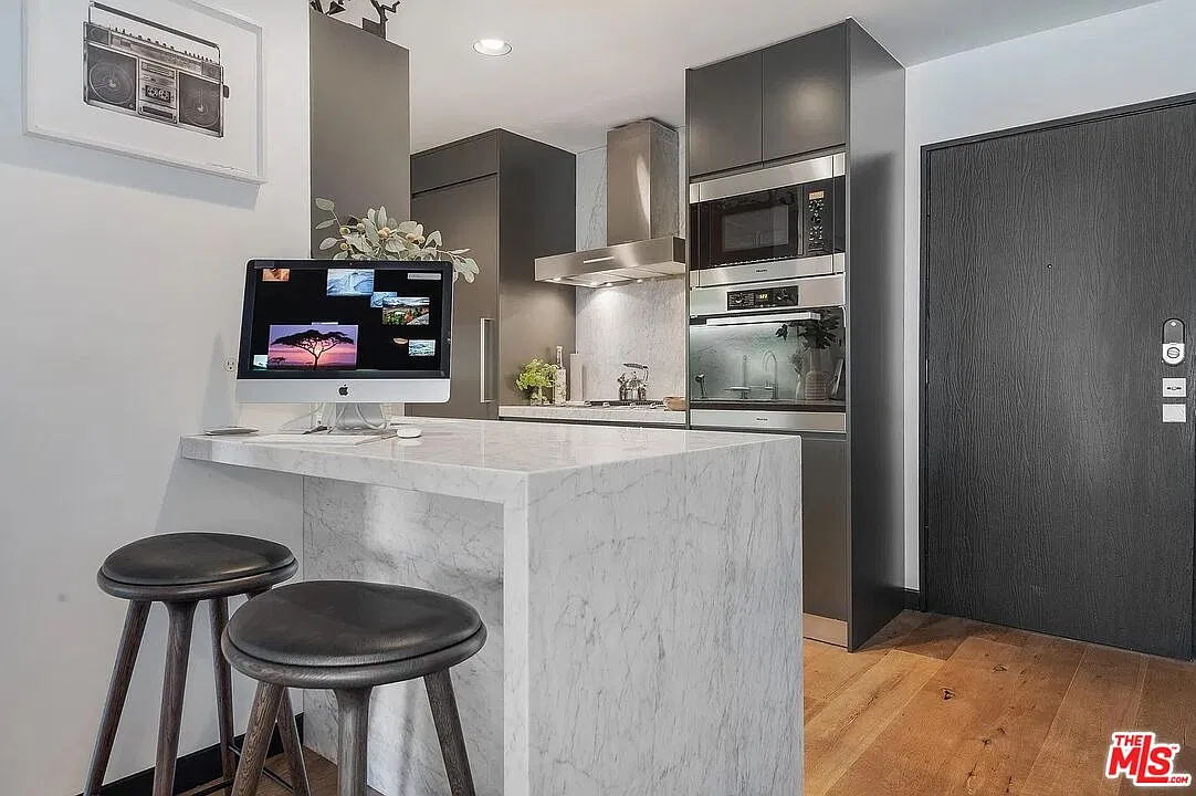 1 bed, 1.0 bath, 734 sqft, $5,000 — Photo 2