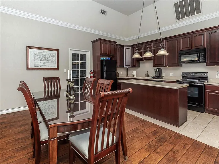 Montecito Apartments — Photo 20